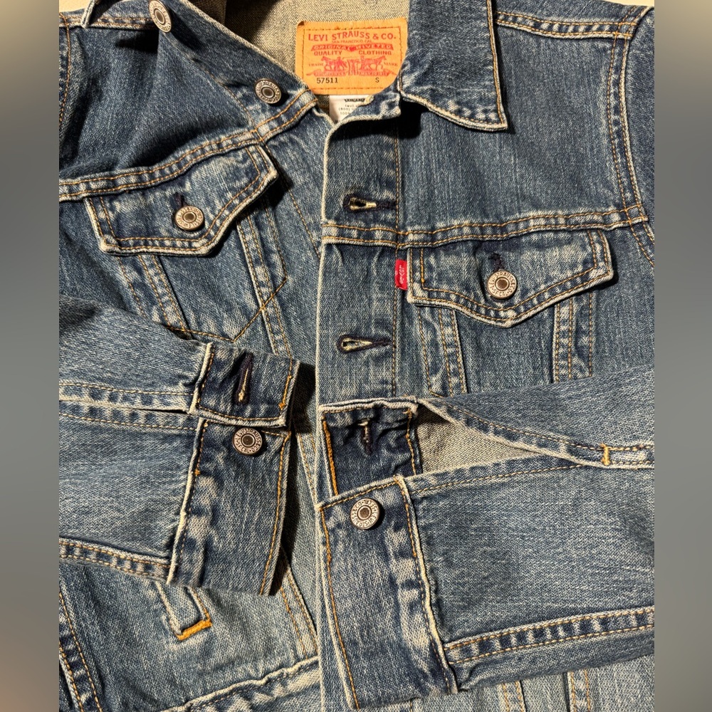 Levi's Women’s Jean Jacket Trucker Style with Shorter Silhouette and 3/4 Sleeve - Picture 10 of 15